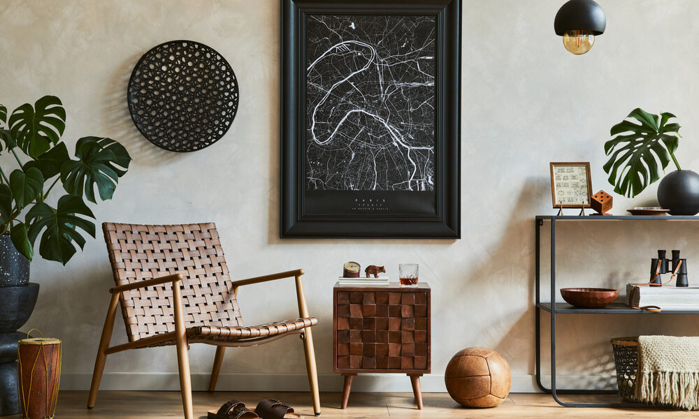 Mannelijk interieur met stoel en schilderij