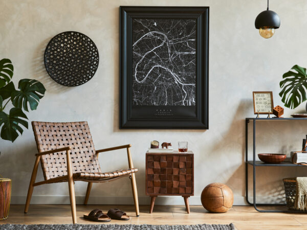 Mannelijk interieur met stoel en schilderij